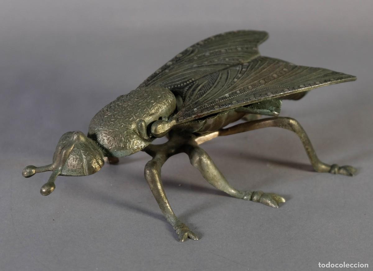 Ceniceros: CENICERO ZOOMORFO EN CALAMINA CON FORMA DE MOSCA