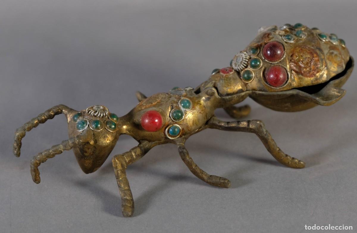 Ceniceros: CENICERO ZOOMORFO EN CALAMINA CON INCRUSTACIONES DE CRISTAL HORMIGA