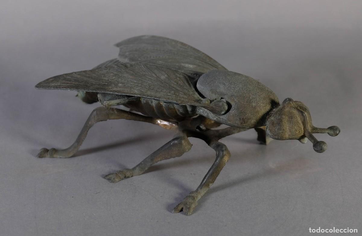 Ceniceros: CENICERO ZOOMORFO EN CALAMINA CON FORMA DE MOSCA