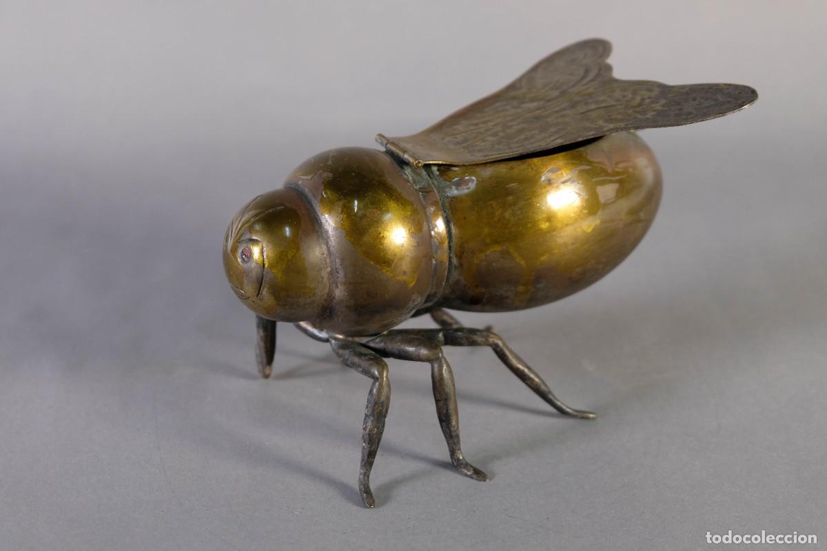 Ceniceros: CENICERO ZOOMORFO EN METAL CON FORMA DE MOSCA