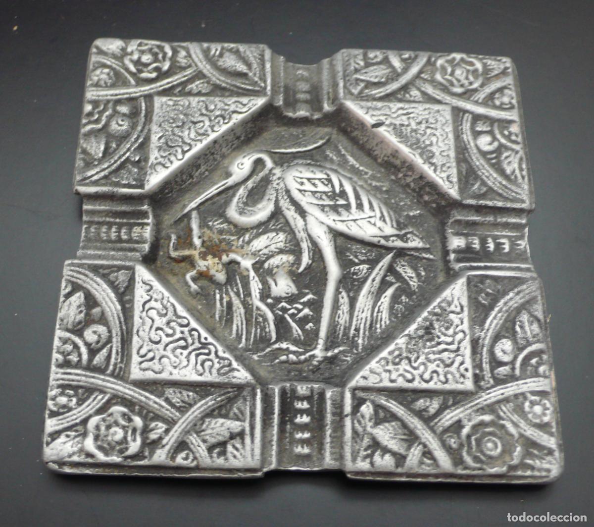 Ceniceros: CENICERO EN METAL CON RELIEVE - Foto 1
