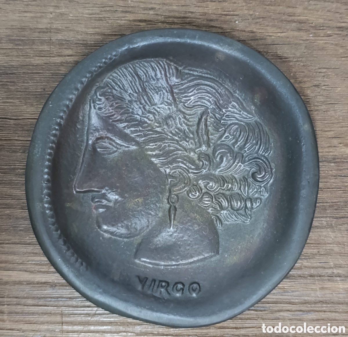 Cinzeiros: ANTIGUO CENICERO DE BRONCE MACIZO, CON SIGNO DEL HOR&Oacute;SCOPO VIRGO, FIRMADO VALENT&Iacute;.