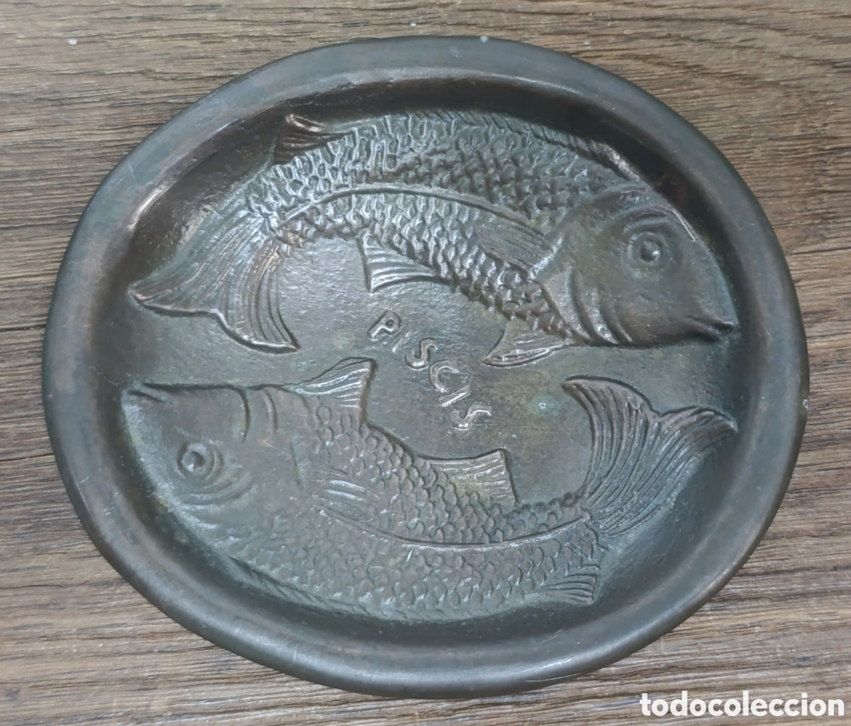 Cinzeiros: ANTIGUO CENICERO DE BRONCE MACIZO, CON SIGNO DEL HOR&Oacute;SCOPO PISCIS, FIRMADO VALENT&Iacute;.