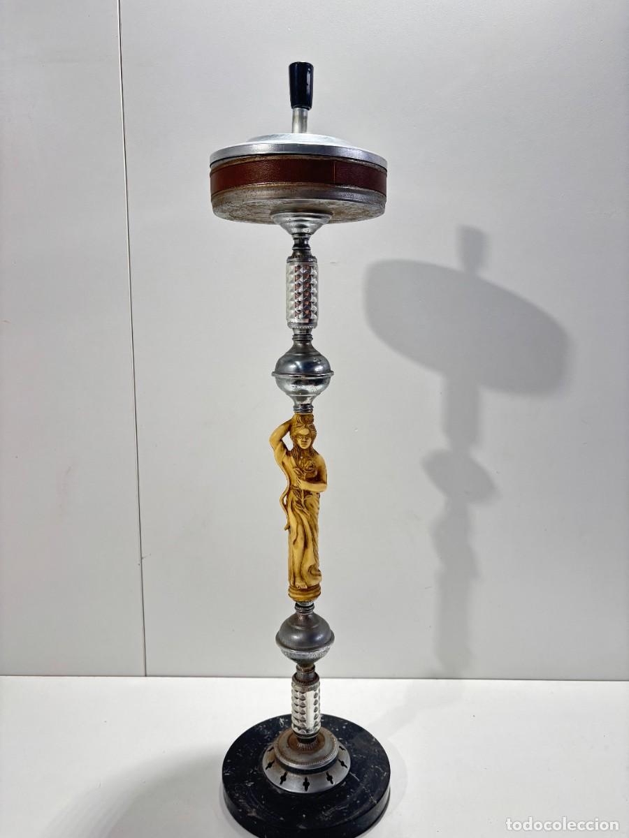 Ashtrays: .CENICERO DE PIE CON FIGURA RESINA