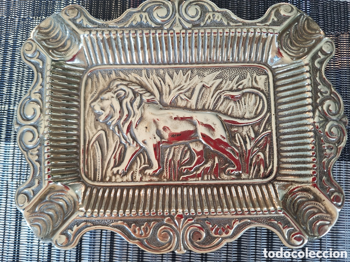 Ashtrays: Cenicero modernista doeado.