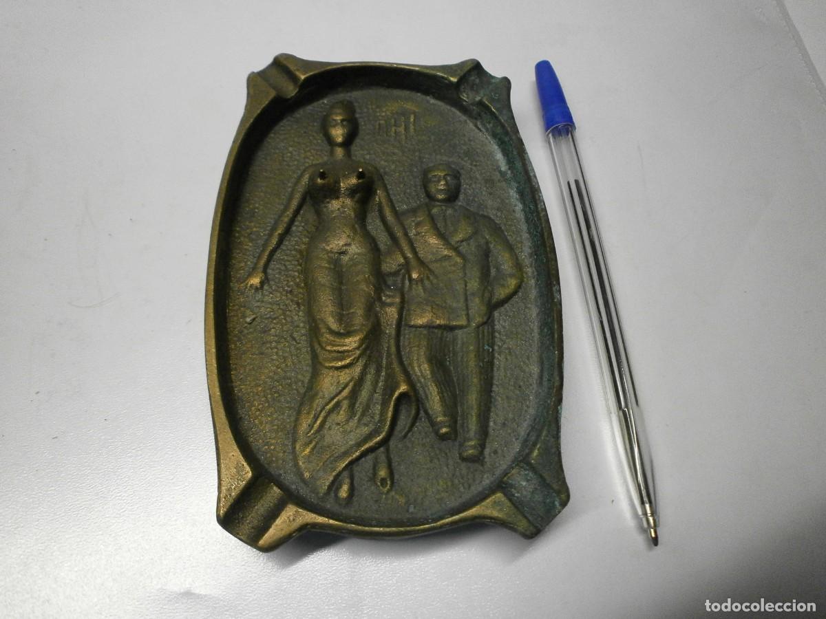 Ceniceros: antiguo cenicero de bronce doble cara - Foto 1