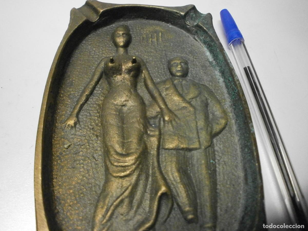 Ceniceros: antiguo cenicero de bronce doble cara - Foto 2