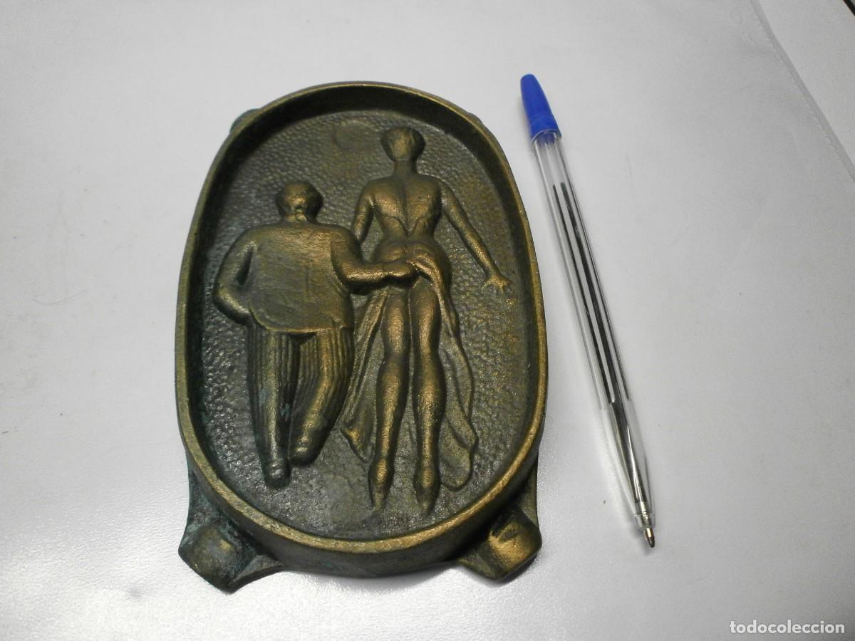 Ceniceros: antiguo cenicero de bronce doble cara - Foto 3