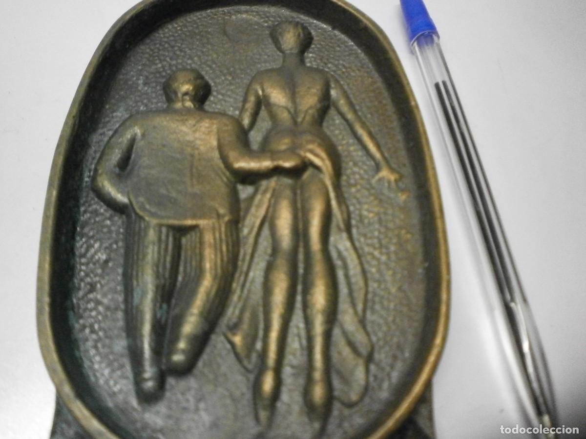 Ceniceros: antiguo cenicero de bronce doble cara - Foto 4