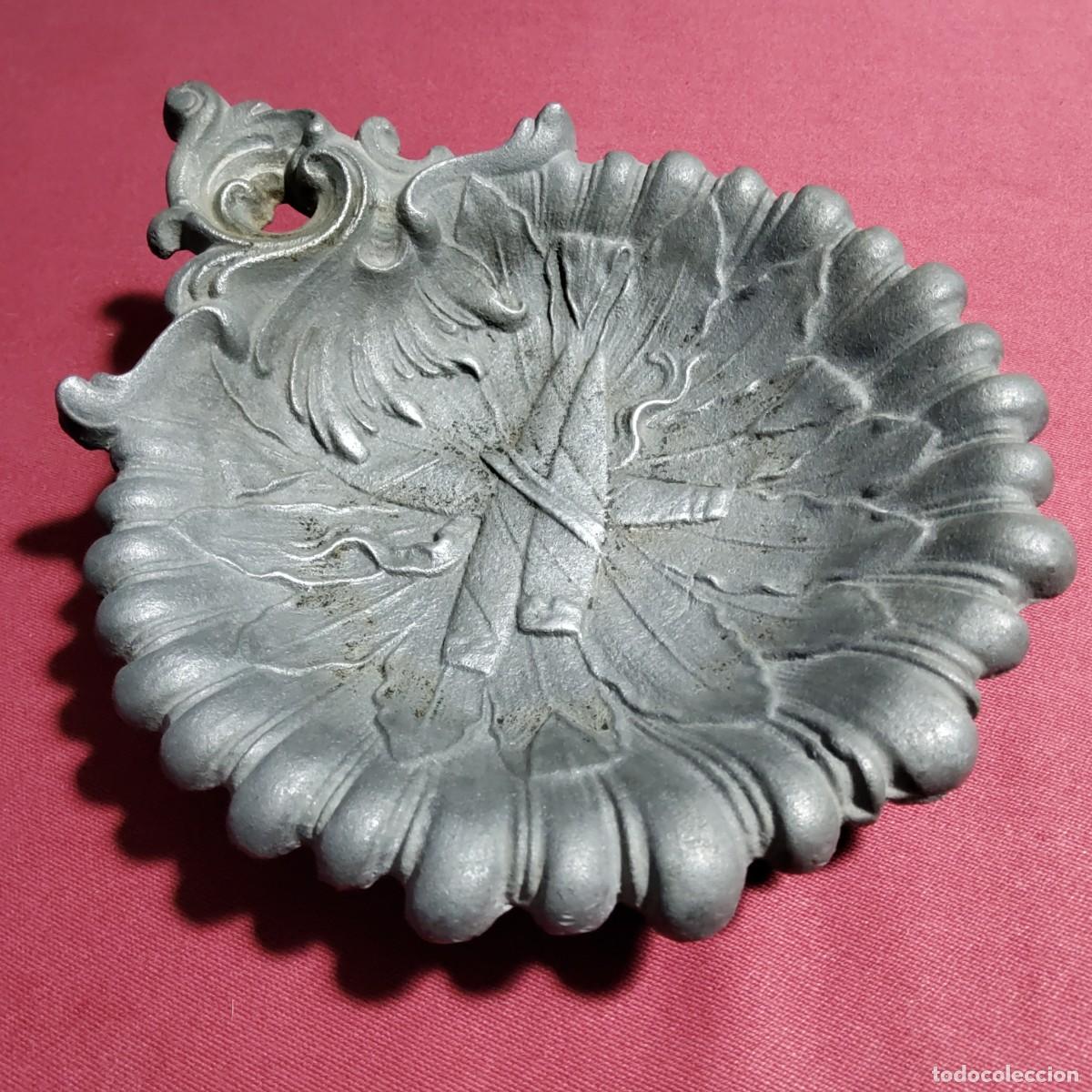 Aschenbecher: ANTIGUO CENICERO O VACIABOLSILLOS DE ALUMINIO, CON DECORACION VEGETAL