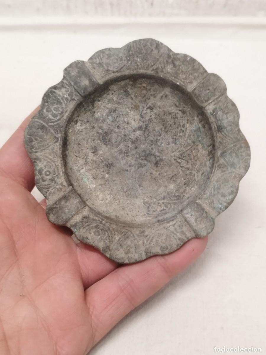 Ceniceros: Antiguo cenicero de bronce o lat&oacute;n trabajado. - Foto 1