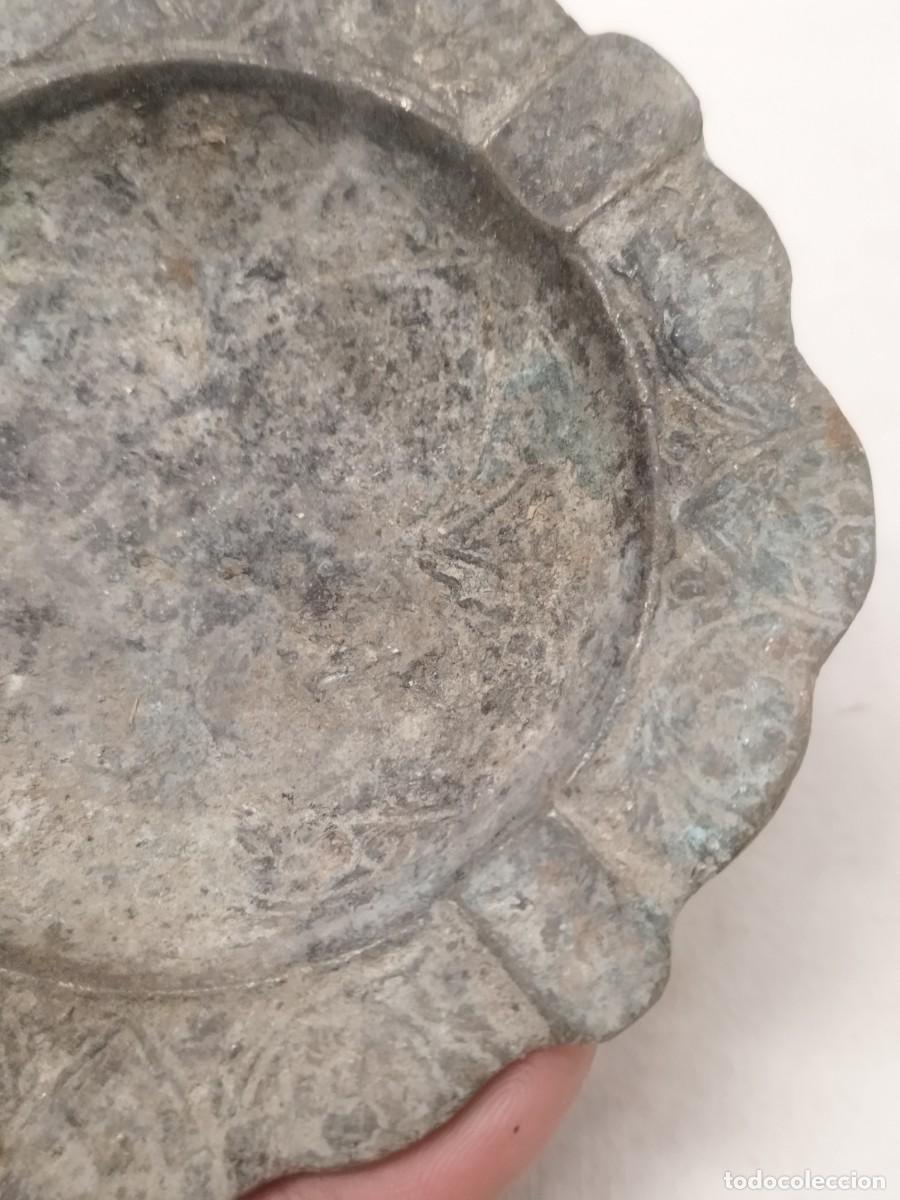 Ceniceros: Antiguo cenicero de bronce o lat&oacute;n trabajado. - Foto 2