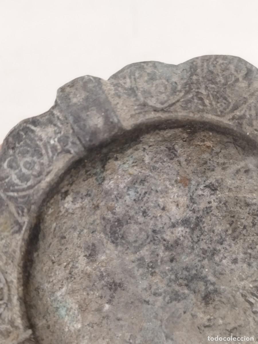 Ceniceros: Antiguo cenicero de bronce o lat&oacute;n trabajado. - Foto 3