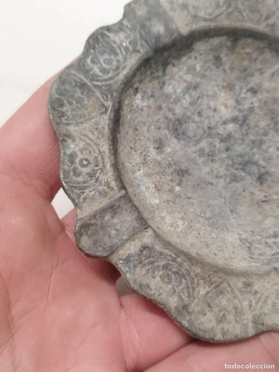 Ceniceros: Antiguo cenicero de bronce o lat&oacute;n trabajado. - Foto 4