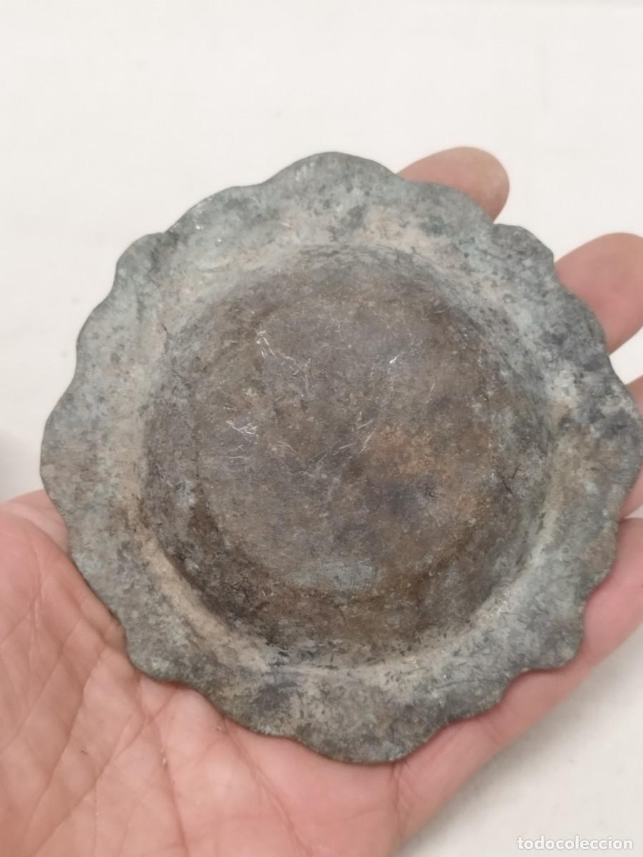 Ceniceros: Antiguo cenicero de bronce o lat&oacute;n trabajado. - Foto 5