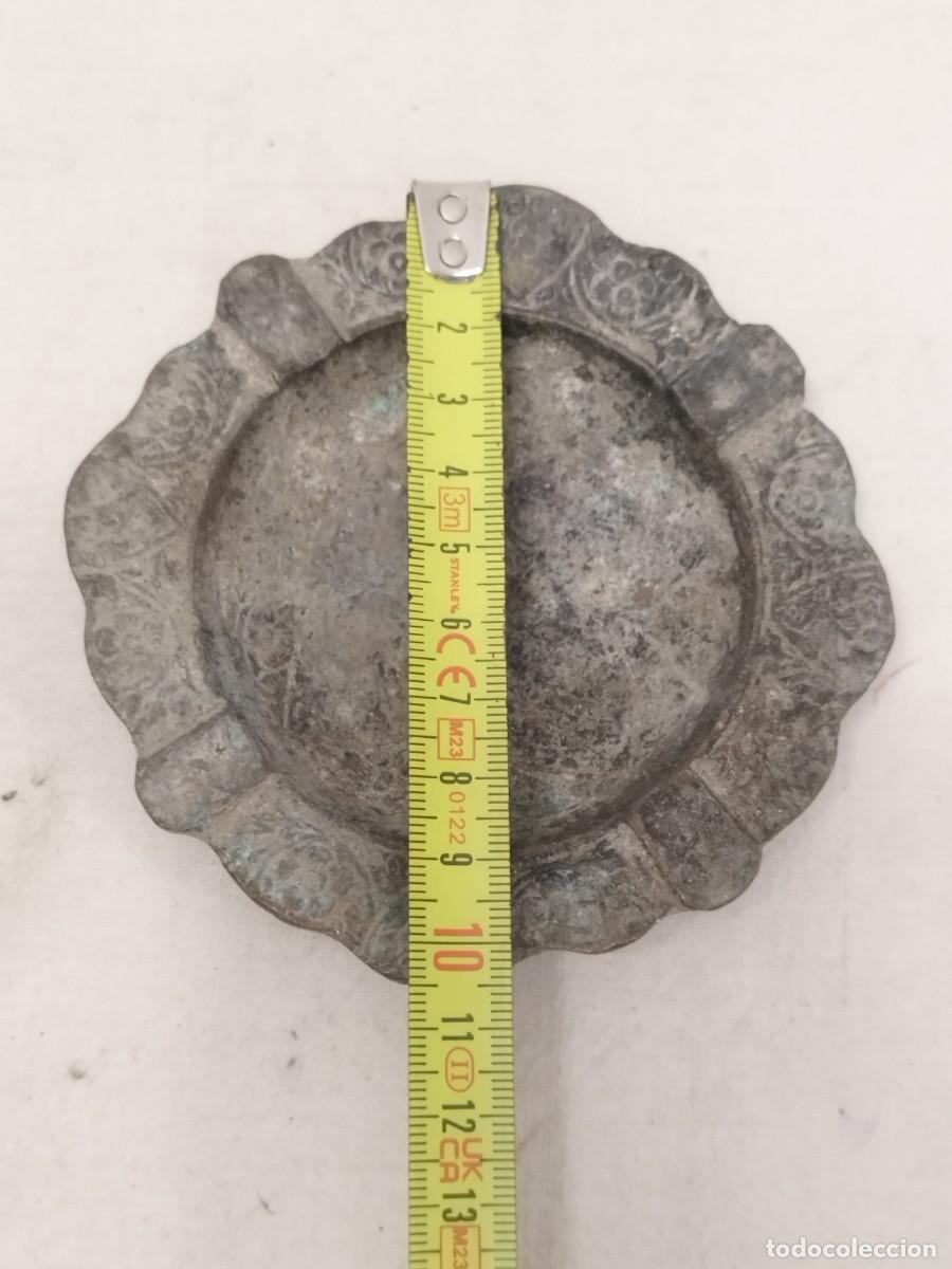 Ceniceros: Antiguo cenicero de bronce o lat&oacute;n trabajado. - Foto 6