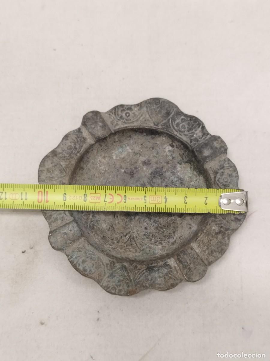Ceniceros: Antiguo cenicero de bronce o lat&oacute;n trabajado. - Foto 7