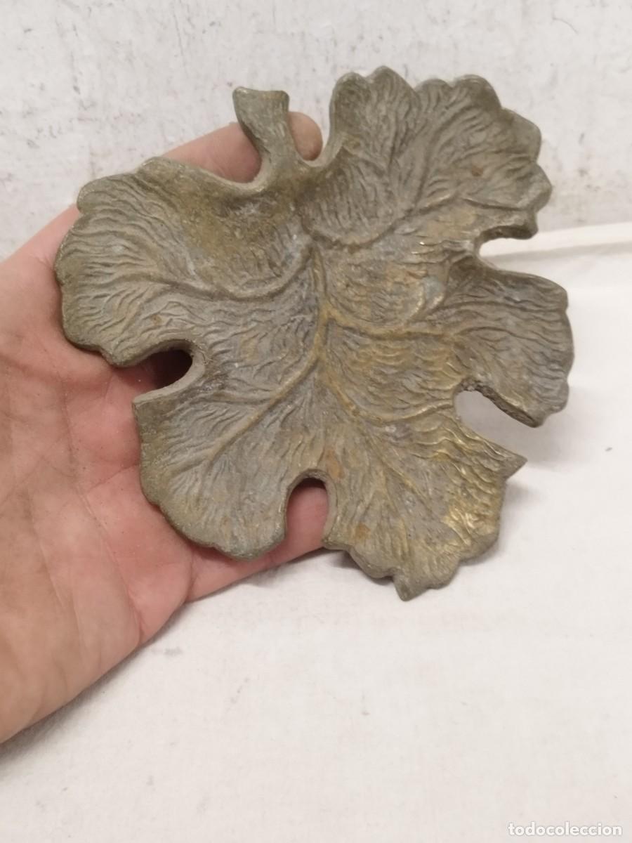 Ceniceros: Antiguo cenicero de bronce o lat&oacute;n, en forma de hoja. - Foto 1