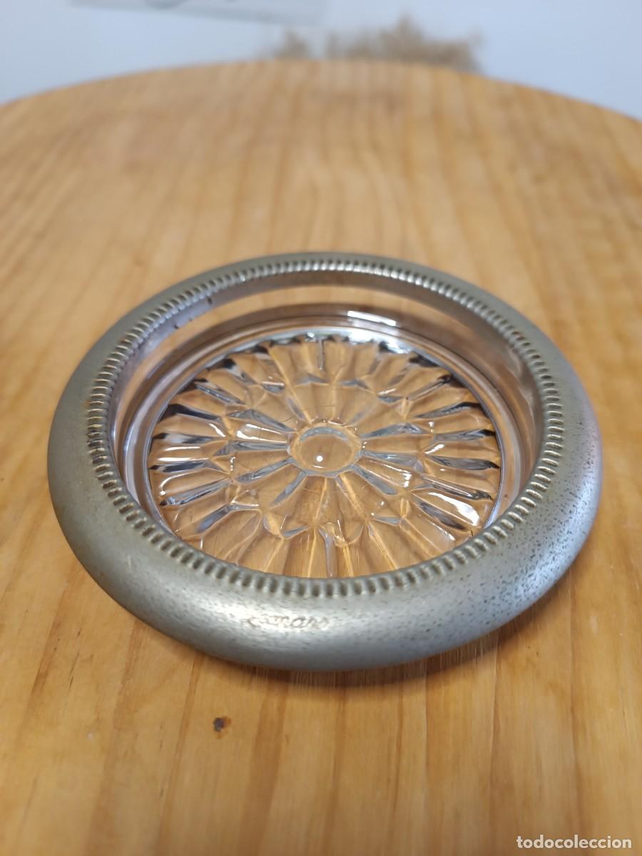 Ashtrays: Cenicero &rdquo;Leonard&rdquo; de cristal con borde met&aacute;lico ba&ntilde;ado en plata