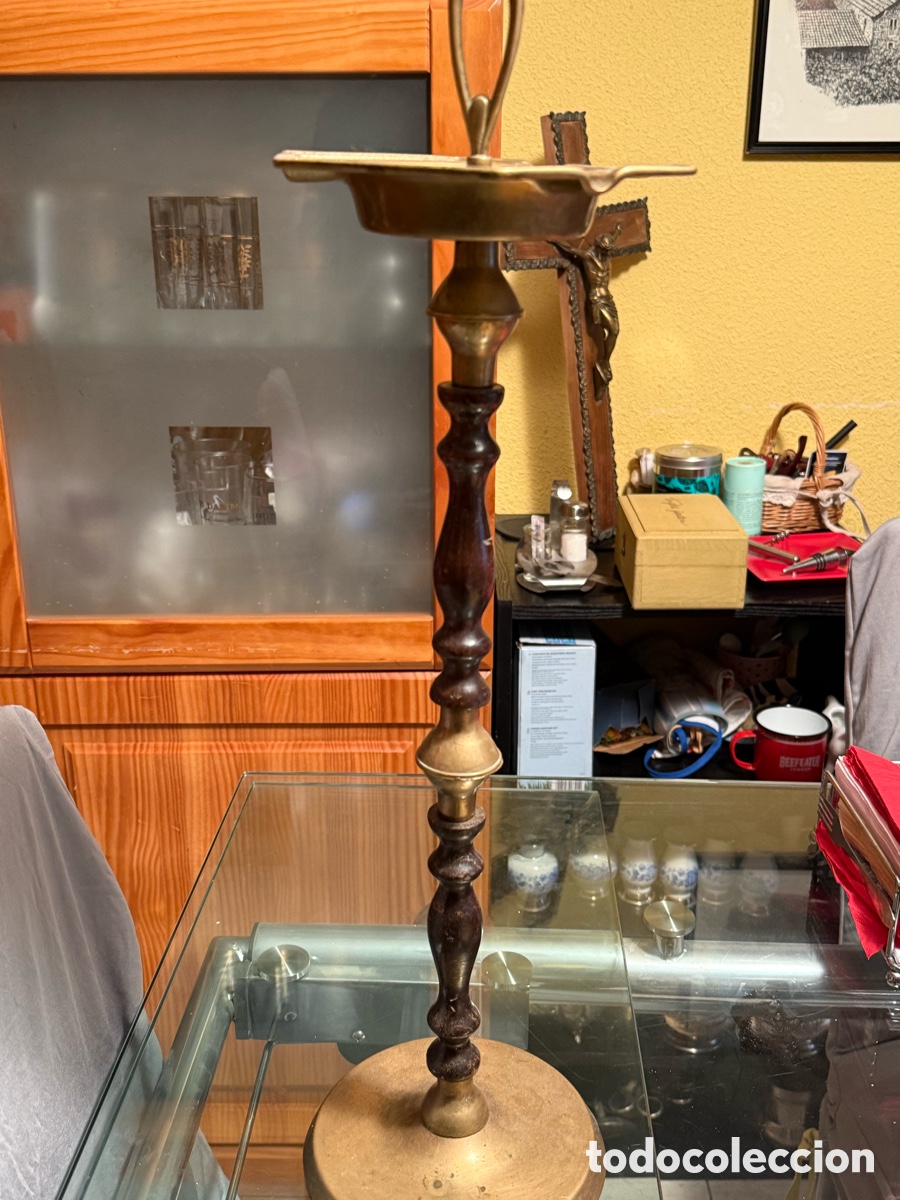 Ashtrays: Antiguo Cenicero de Pie Octagonal en Lat&oacute;n Dorado y Madera Torneada - Vintage Siglo XX