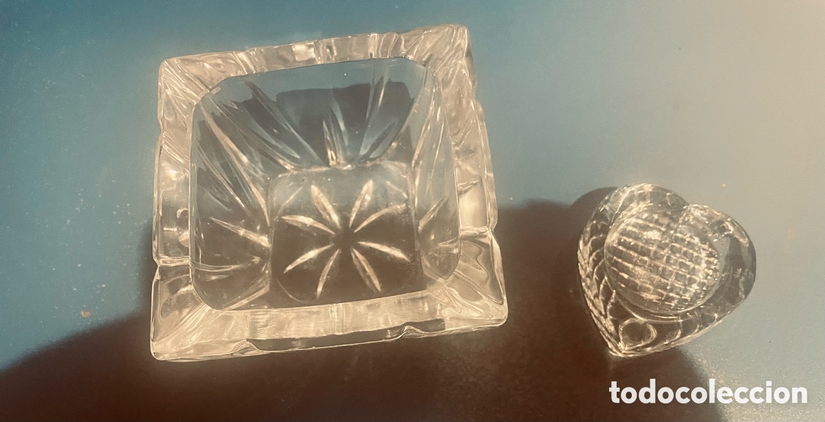 Ashtrays: Lote 2 ceniceros de cristal tallado - uno coraz&oacute;n y uno cuadrado decorado