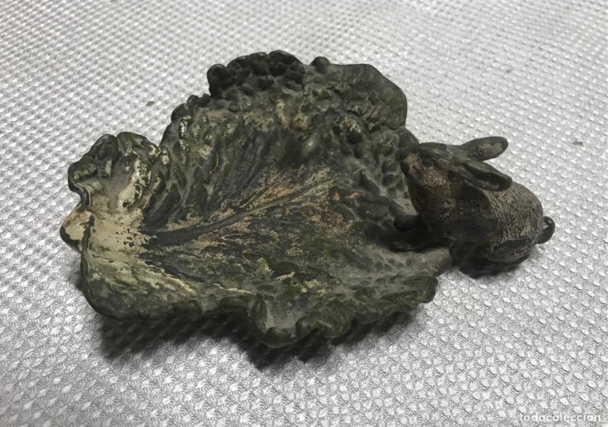 Aschenbecher: CENICERO DE LAT&Oacute;N - Hoja vegetal con conejo - Peso: 180 g. - Mide: 11 cm x 9 cm x 3,5 cm