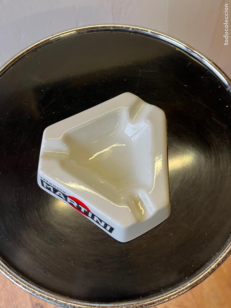 Ceniceros: Cenicero Cer&aacute;mica Triangular Martini J&auml;ger. - Foto 2