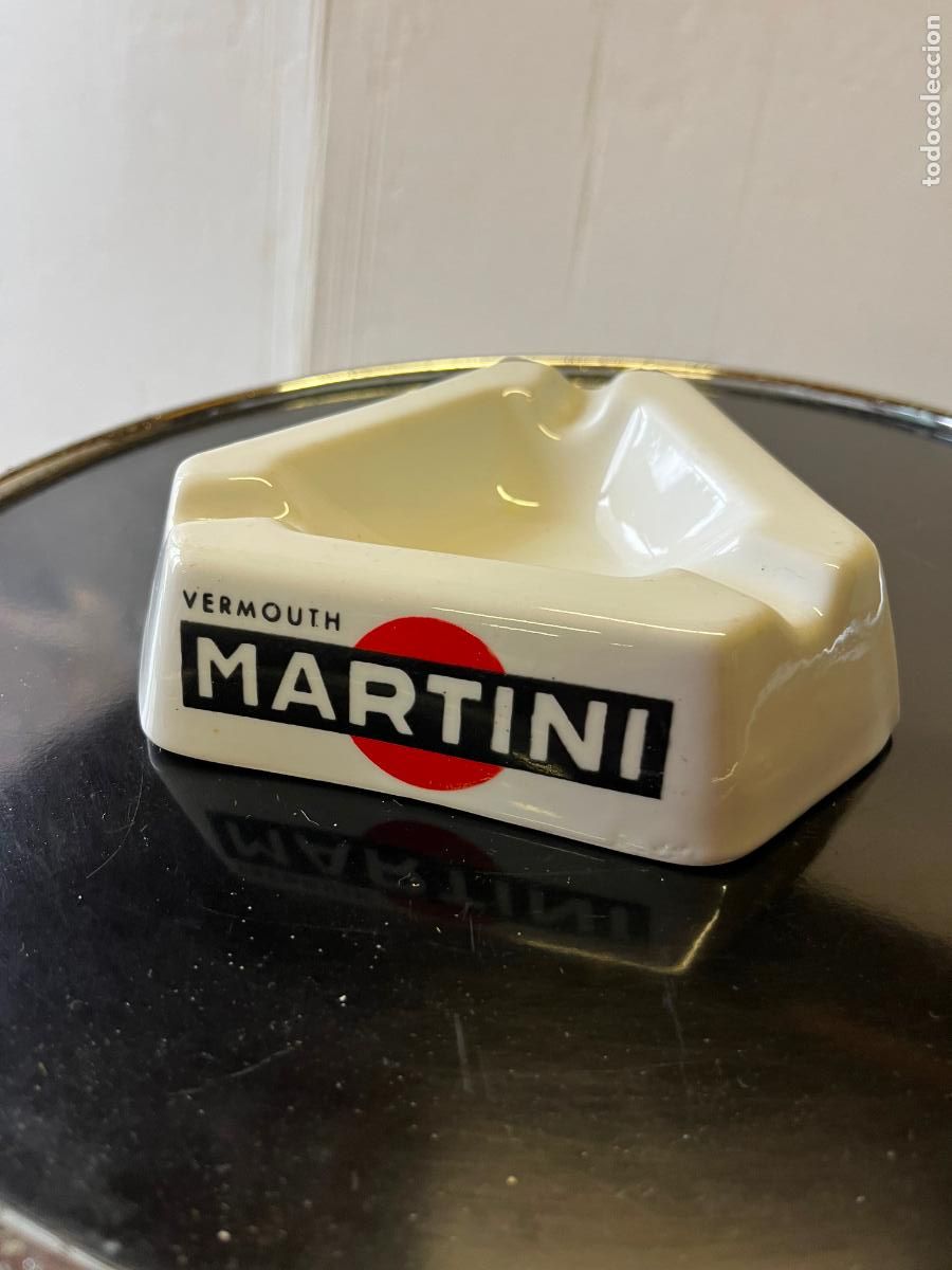 Ceniceros: Cenicero Cer&aacute;mica Triangular Martini J&auml;ger. - Foto 1