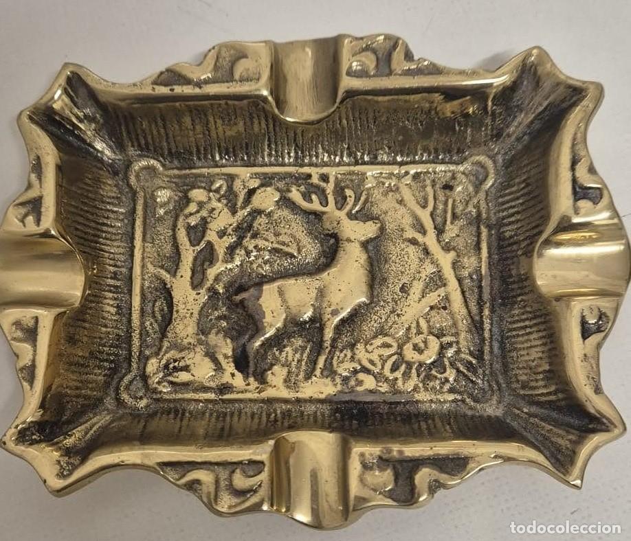 Ashtrays: Cenicero vintage de bronce con imagen de ciervo grabada.