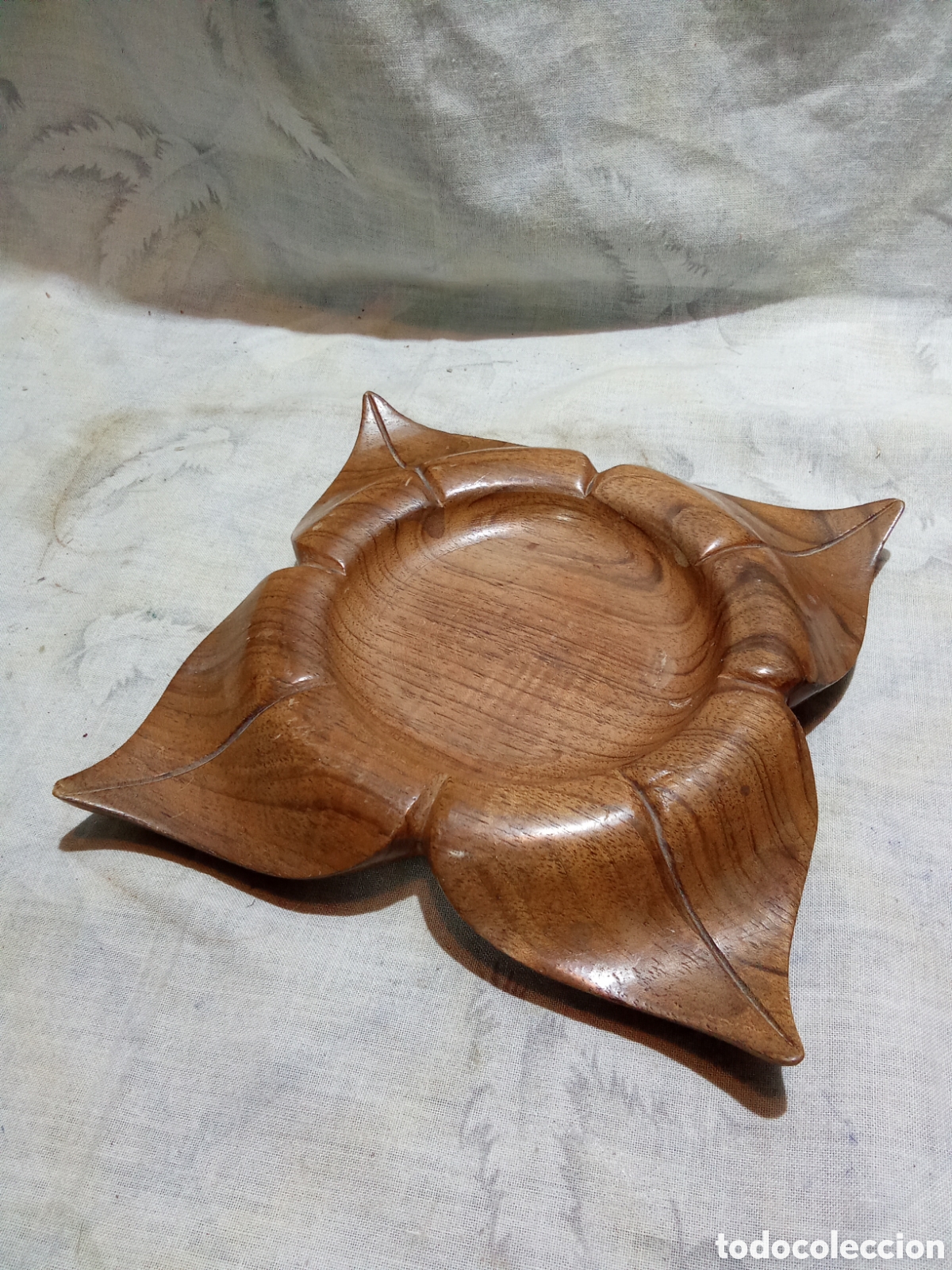 Portacenere: CUIROSO CENICERO O SOPORTE EN MADERA CON FORMA DE PLANTA/FLOR DE LAN KSRMER
