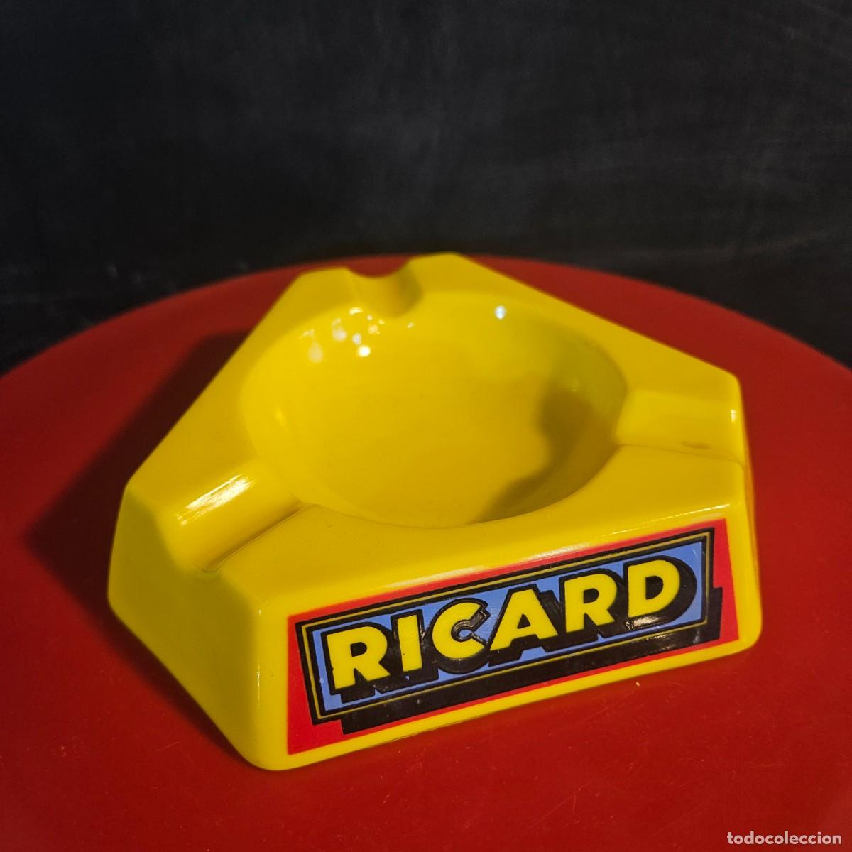 Ceniceros: Cenicero de Ricard en cer&aacute;mica amarilla