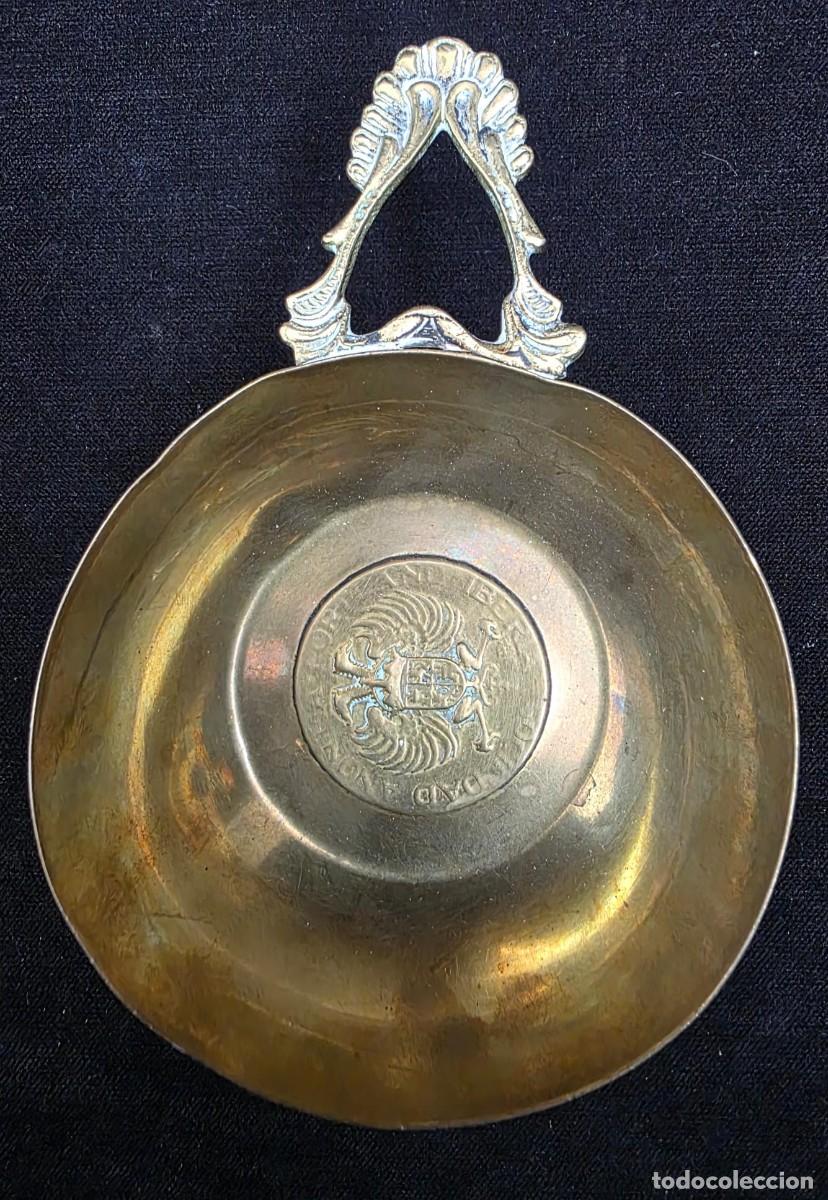 Ceniceros: Antiguo cuenco cenicero de lat&oacute;n con asa calada her&aacute;ldica 11x15 cm