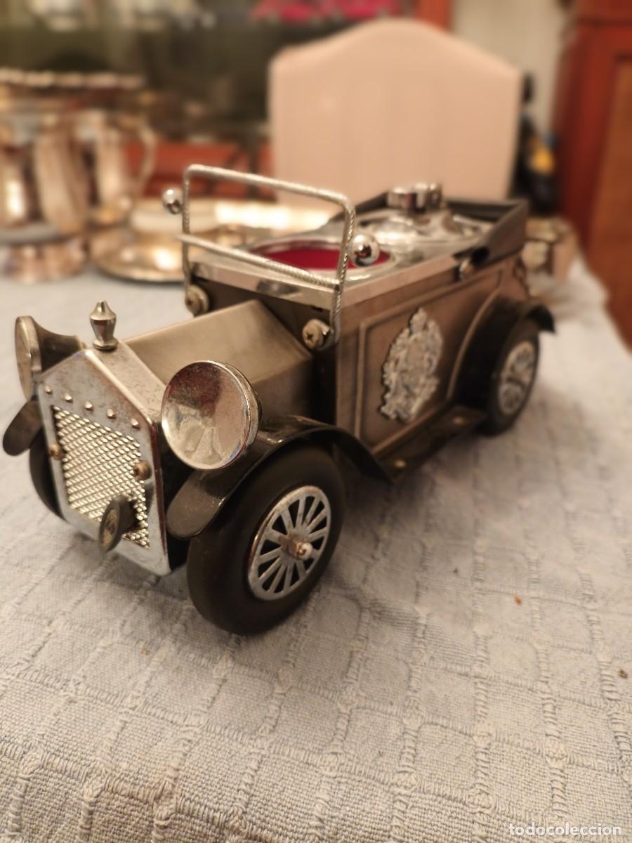 Ceniceros: COCHE DE EPOCA DE METAL DECORATIVO ENCENDEDOR CENICERO CON MECANISMO A CUERDA.