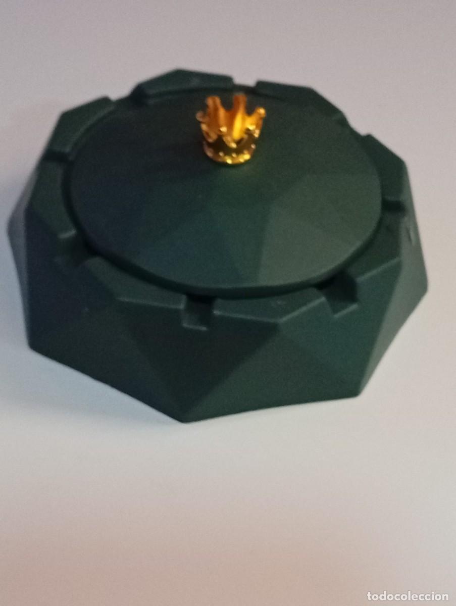 Ceniceros: bonito cenicero con corona