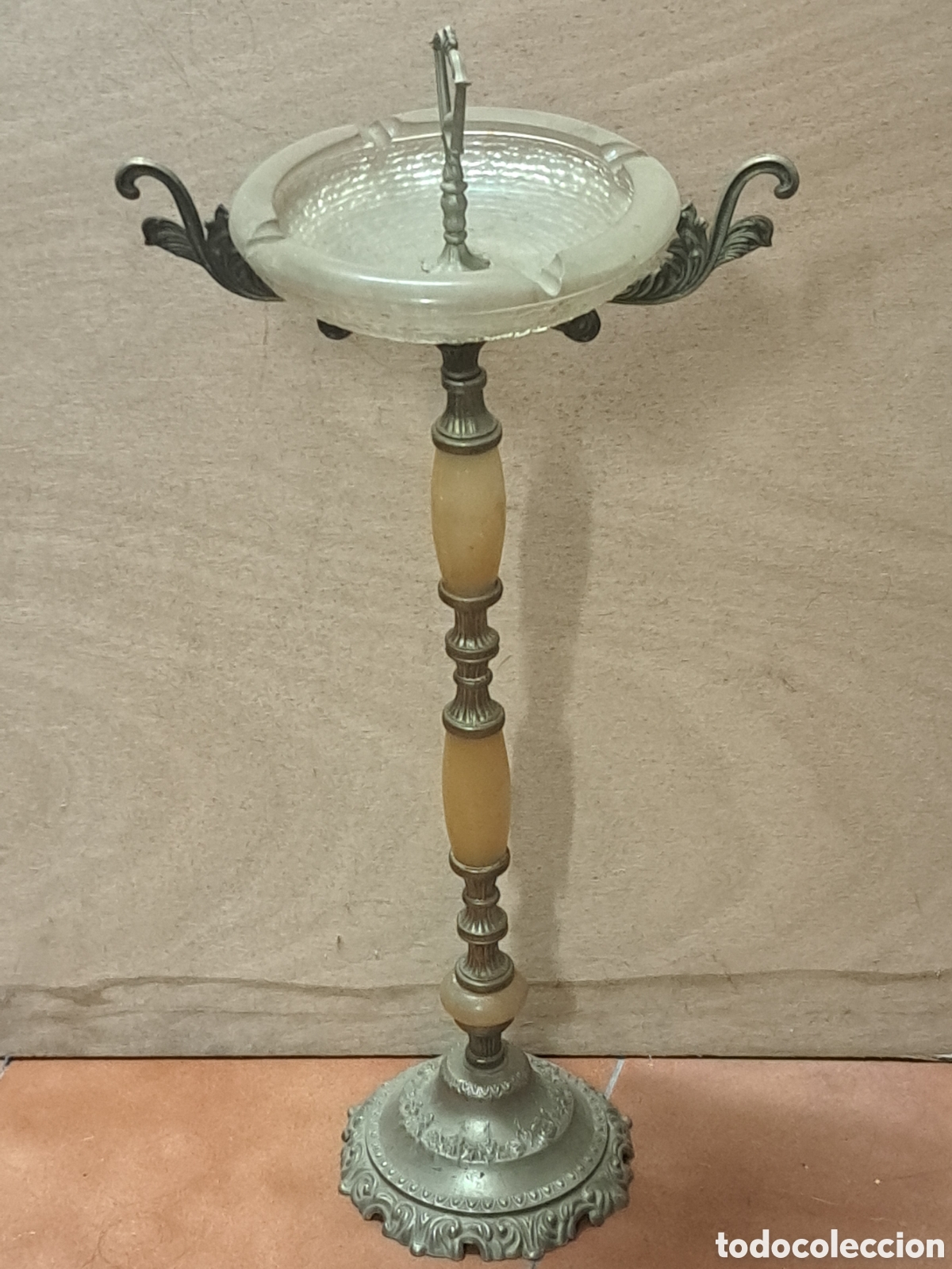 Cendriers: Cenicero de pie estilo Luis XVI con alabastro y cristal tallado a la muela 64 cms