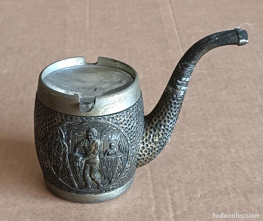 Ceniceros: PIPA CENICERO Metal blanco no coge im&aacute;n - con escenas a relieve de secadores de tabaco