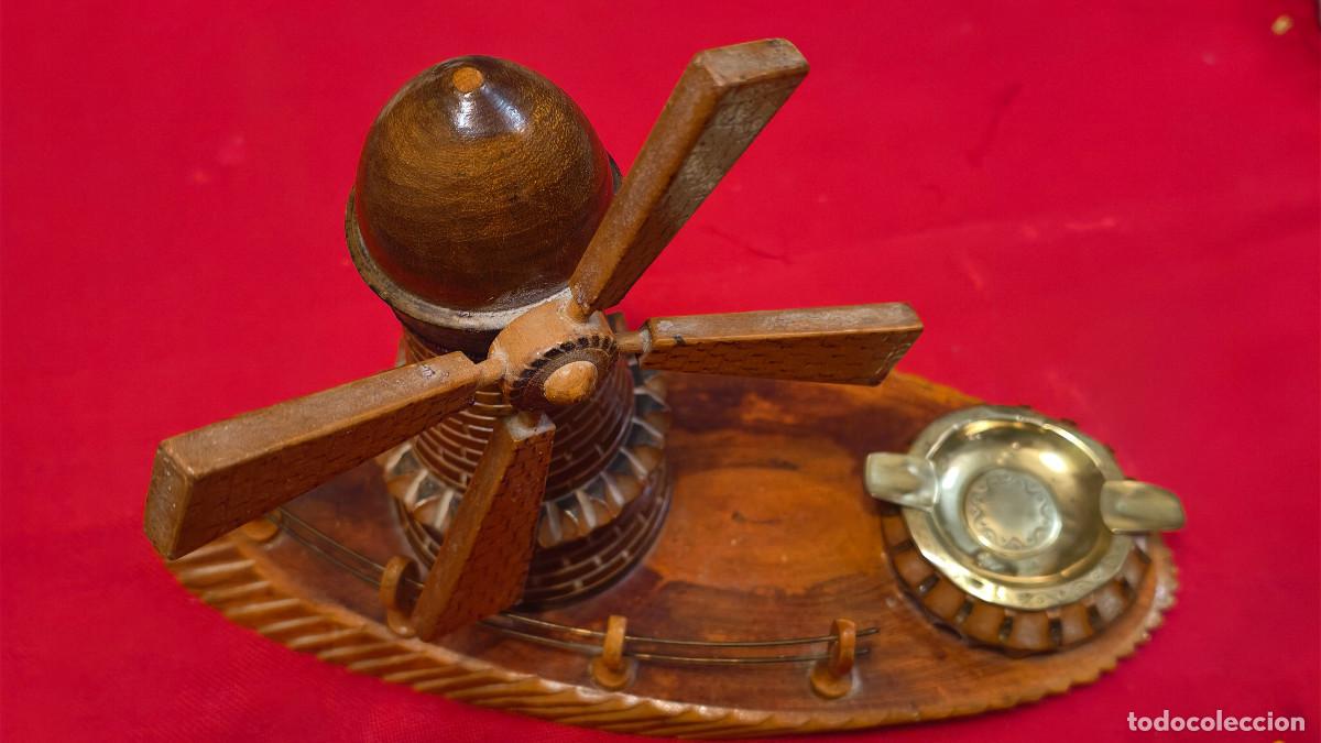 Ceniceros: Cenicero artesanal vintage de madera tallada con dise&ntilde;o de molino de viento franc&eacute;s.