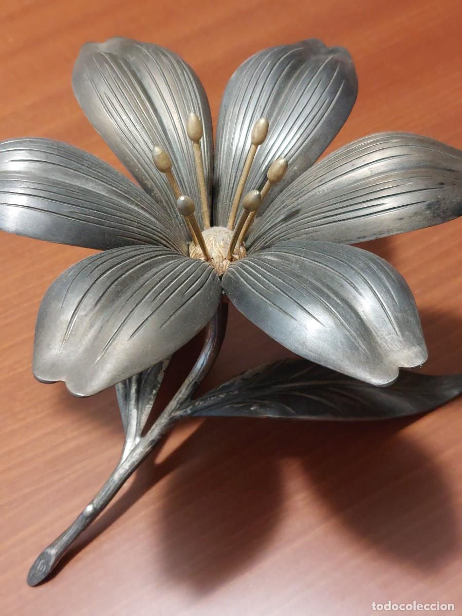 Ceniceros: Flor cenicero art nouveau