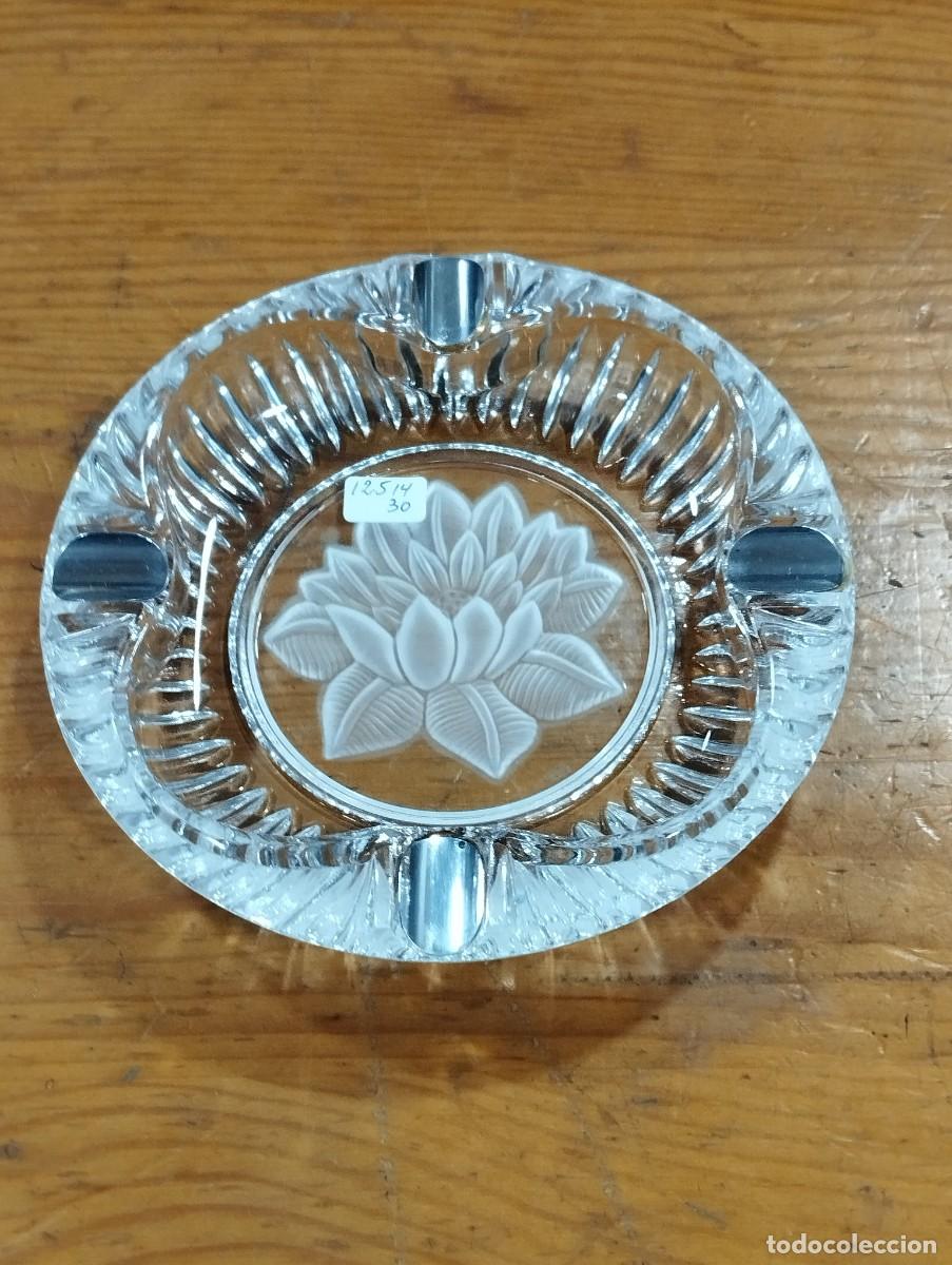 Ceniceros: CENICERO DE CRISTAL CON DIBUJO EN BASE Y CUATRO REPOSA CIGARRILLOS DE PLATA.