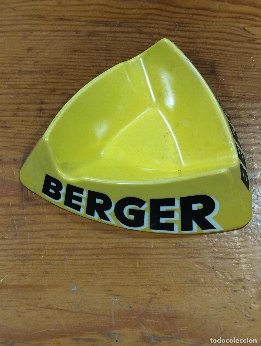 Ceniceros: CENICERO BERGER EN FORMA TRIANGULAR. PL&Aacute;STICO.