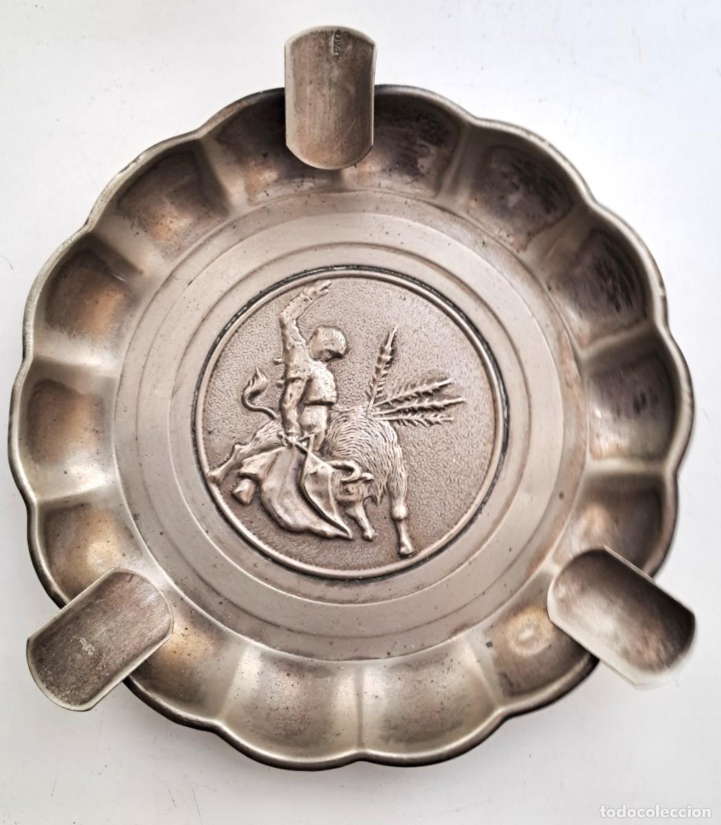 Ceniceros: CENICERO METALICO VINTAGE CON RELIEVE DE TAMATICA TAURINA. CENICERO-198