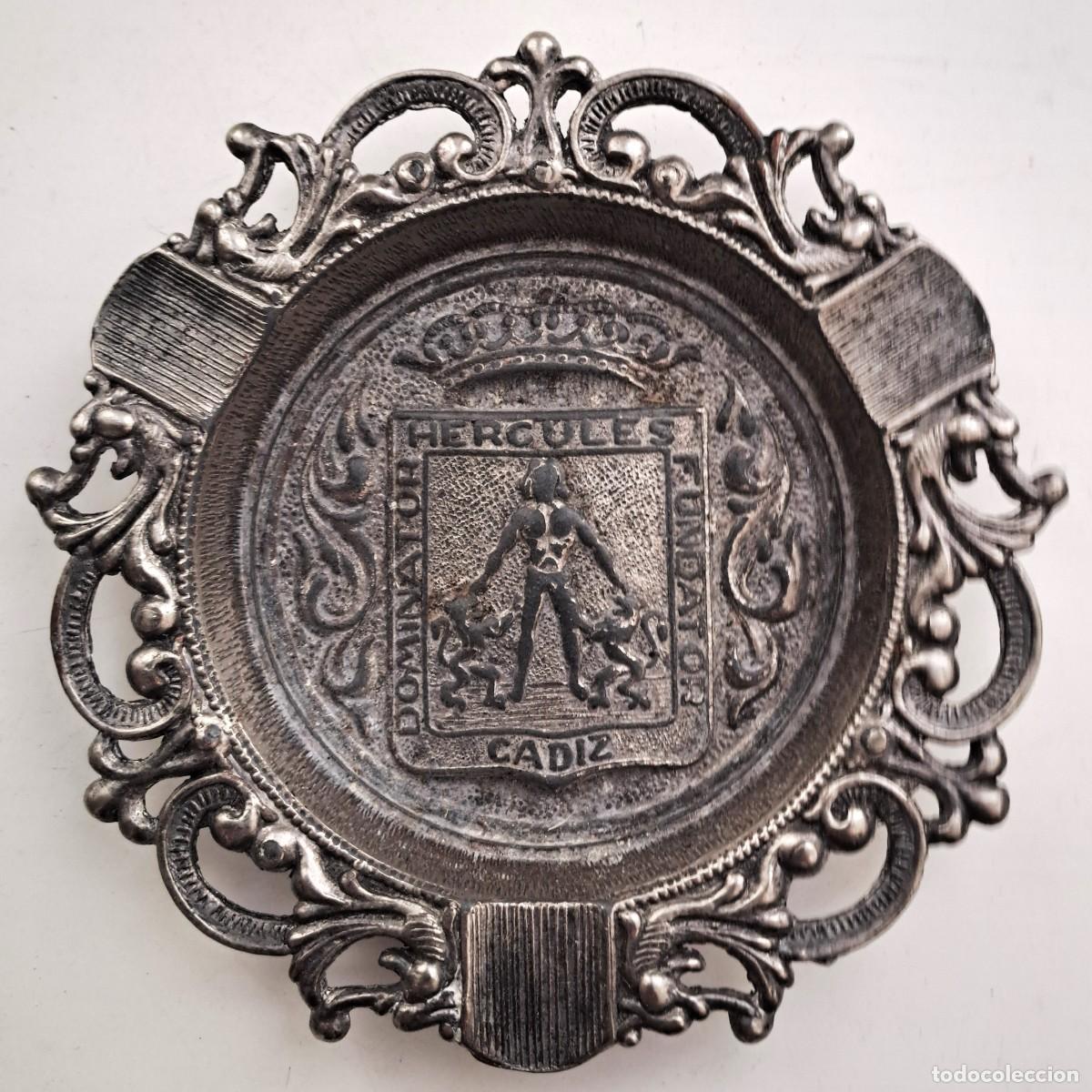 Ceniceros: CENICERO O PLATO PEQUE&Ntilde;O METALICO VINTAGE CON RELIEVE, ESCUDO DE CADIZ. CENICERO-199