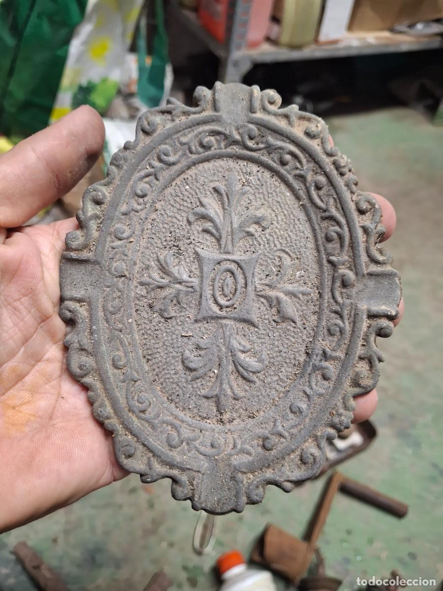 Ceniceros: Antiguo cenicero met&aacute;lico decorado relieve Galer&iacute;as Preciados