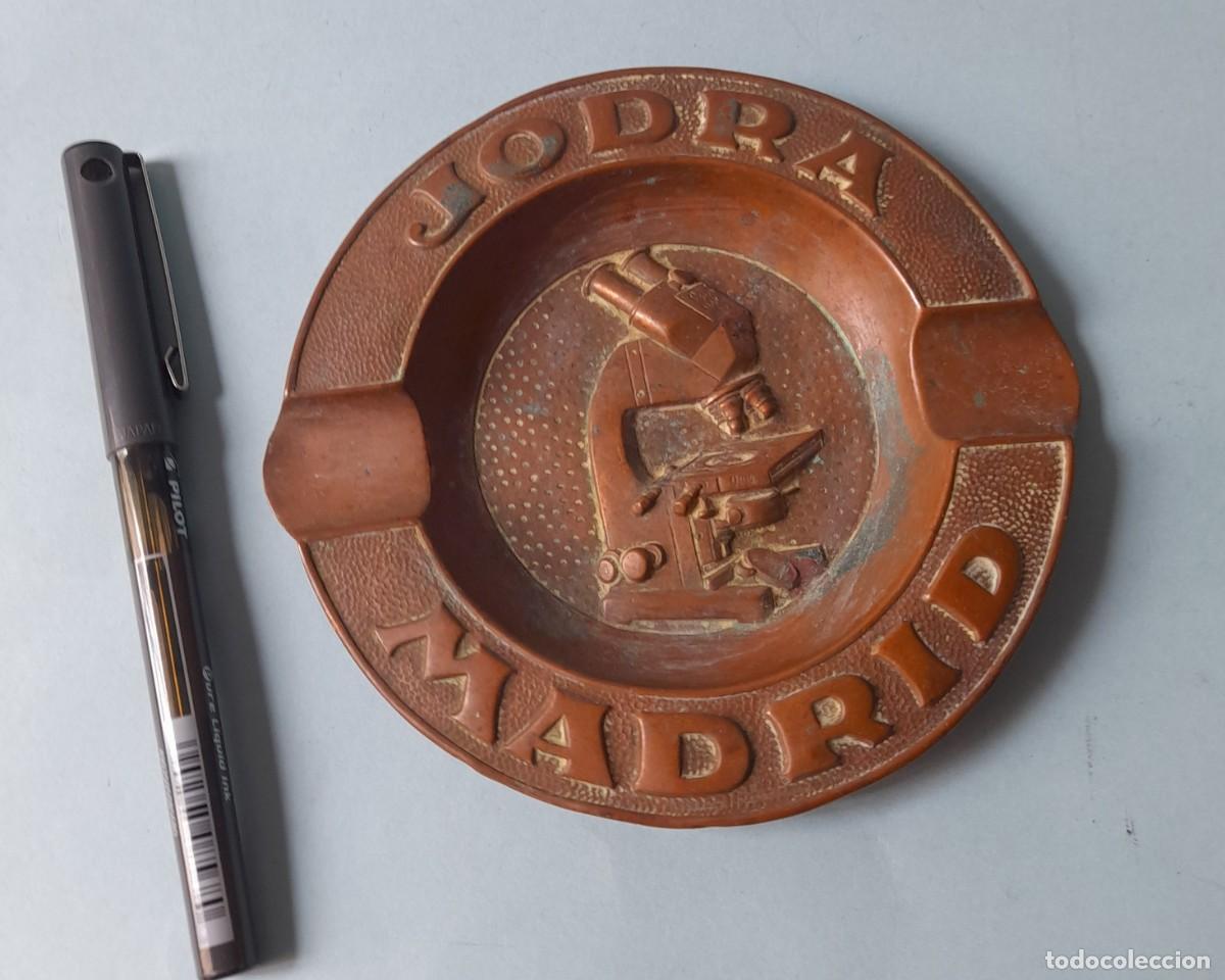 Ceniceros: Cenicero metal publicidad antigua empresa JODRA MADRID con un telescopio en relieve 12 cm di&aacute;metro
