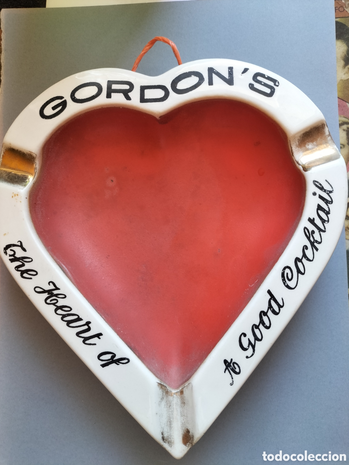 Ceniceros: Gran Cenicero de porcelana con publicidad de Gordon's. Mide 22x20. A&ntilde;os 60-70.