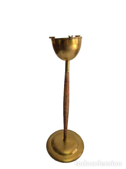 Ceniceros: Cenicero de Pie, Vintage Estilo Mid-Century - Lat&oacute;n Pulido y Madera Torneada