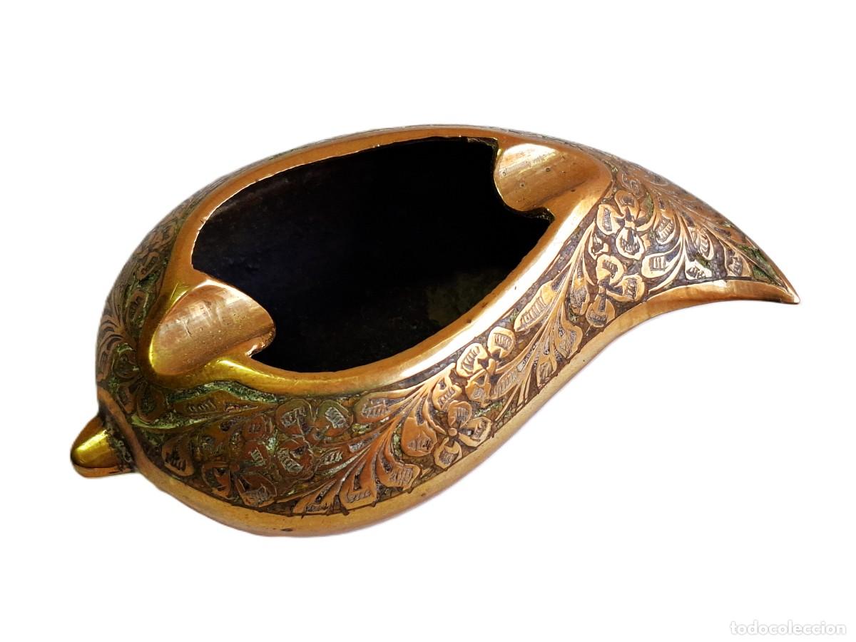 Cinzeiros: CENICERO TALLADO Y REPUJADO DE INDIA - BRONCE CON LINADA FORMA - 11X6X3.5.CM