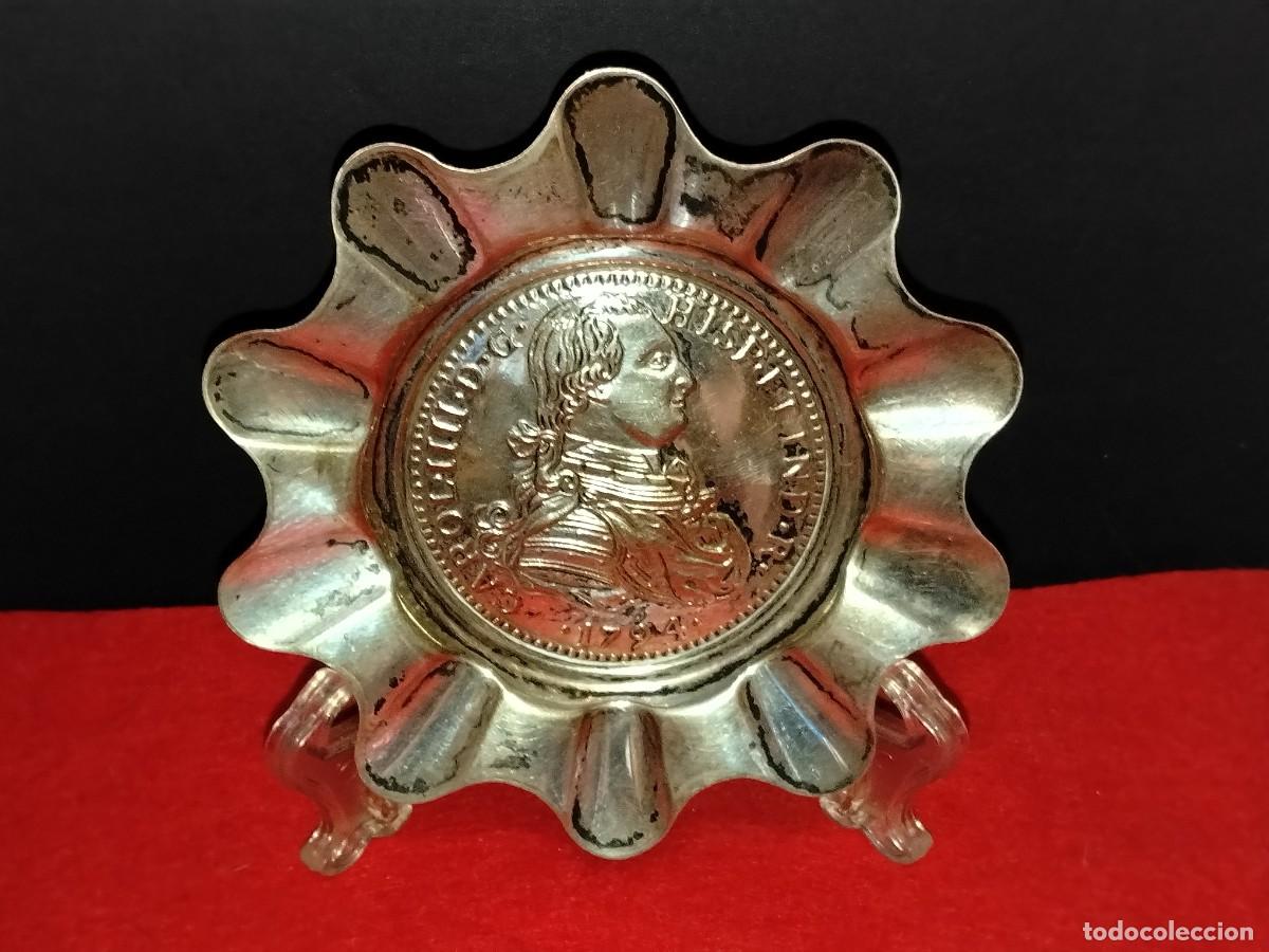 Cinzeiros: CENICERO VINTAGE DE ALPACA INCORPORA UNA MONEDA EN EL CENTRO DE REY CARLOS IV DE ESPA&Ntilde;A