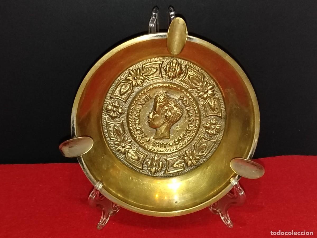 Cendriers: CENICERO ANTIGUO DE COLECCI&Oacute;N EN LAT&Oacute;N INCORPORA MONEDA DE ALFONSO XIII DEL A&Ntilde;O 1897