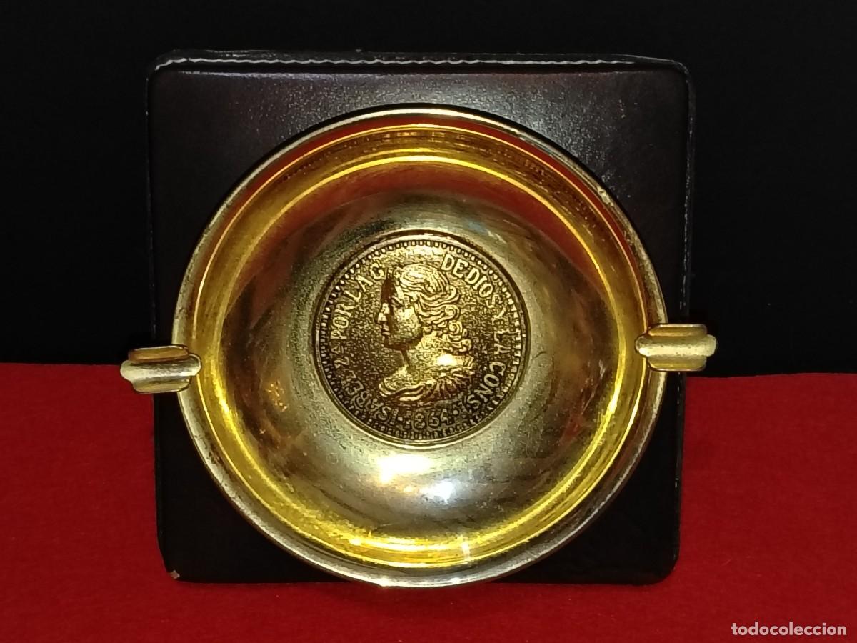 Cendriers: CENICERO VINTAGE DE LAT&Oacute;N SOBRE BASE EN MADERA,CENTRO MONEDA ANTIGUA DE ISABEL II DE ESPA&Ntilde;A
